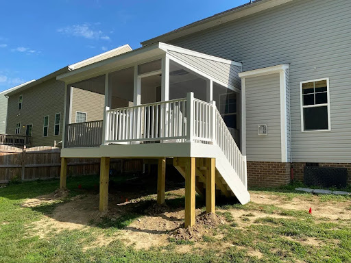 How Screened Porch Builders Can Incorporate Custom Features