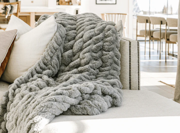 Top Features to Look for in Heavy Throw Blankets
